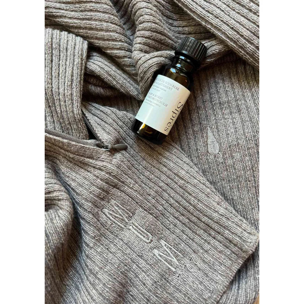 Braune Glasflasche mit weißem Etikett für Home Wear MUM Sweet MUM Gris Produkt