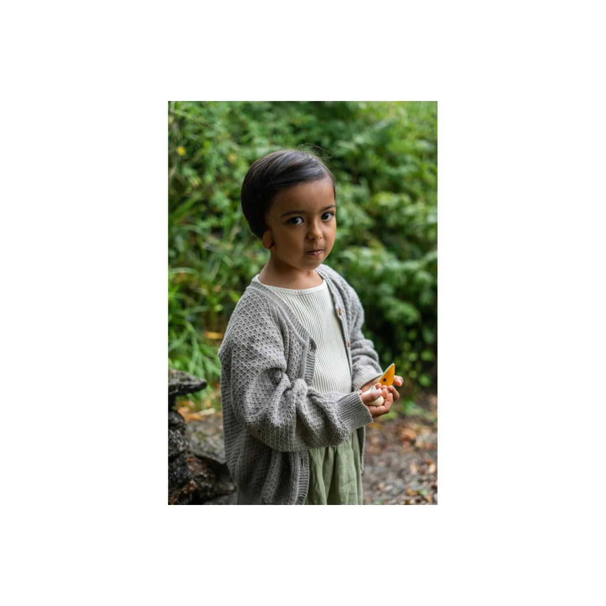 Grauer Strick-Cardigan mit Rippbündchen, grünes Kleid darunter, Hooray!