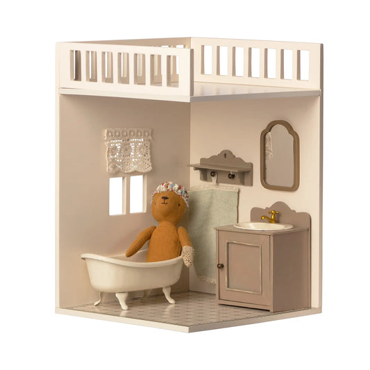 Miniatur-Beige Badezimmer aus House of Miniature mit Badewanne, Waschtisch und Teddy