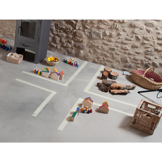 Holzspielzeughäuser houses + nins mit bunten dachfarben und einfachem blockdesign auf betonboden mit weißem klebeband