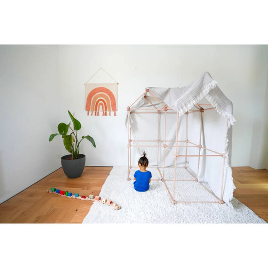 Einfache Fortstruktur aus Holzstangen und weißem Stoff im Hüttenbaukasten Pioniere