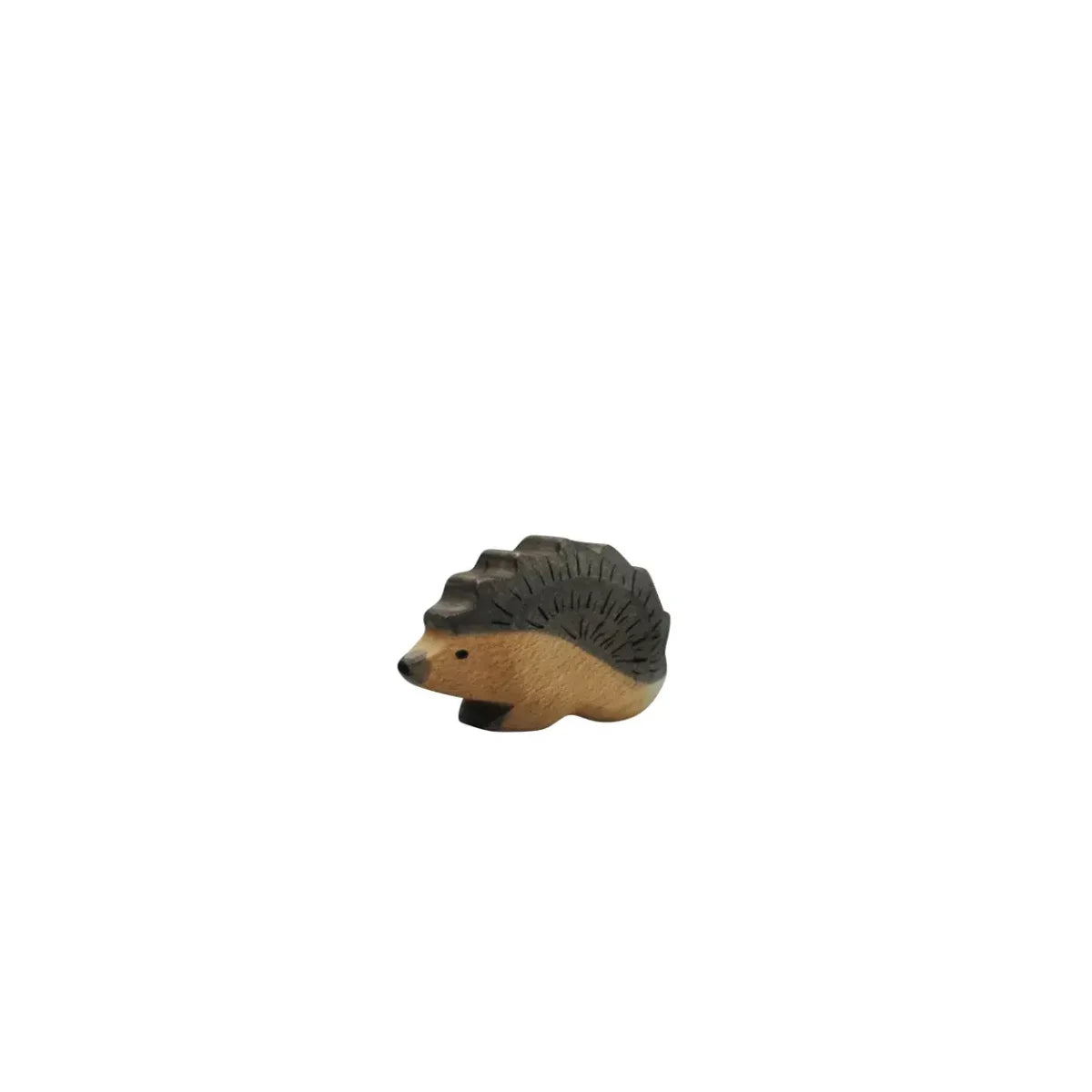 Holz-Igel-Figur mit dunklem grauen stacheligen Rücken und hellbraunem Körper