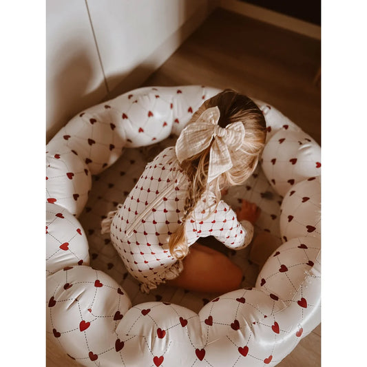 Herz-musternder Baby-Spielpen mit Kind im Inflatable Pool von Lovely Roots