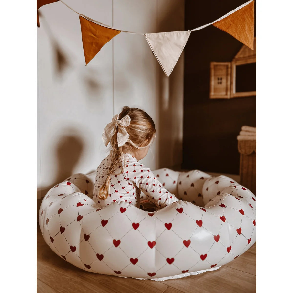 Herzmuster Aufblasbare Babynest von Lovely Roots für sicheres Spielen im Wasser