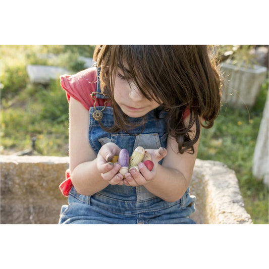 Jeans-Overalls mit rotem Shirt darunter aus der Insects-Kollektion