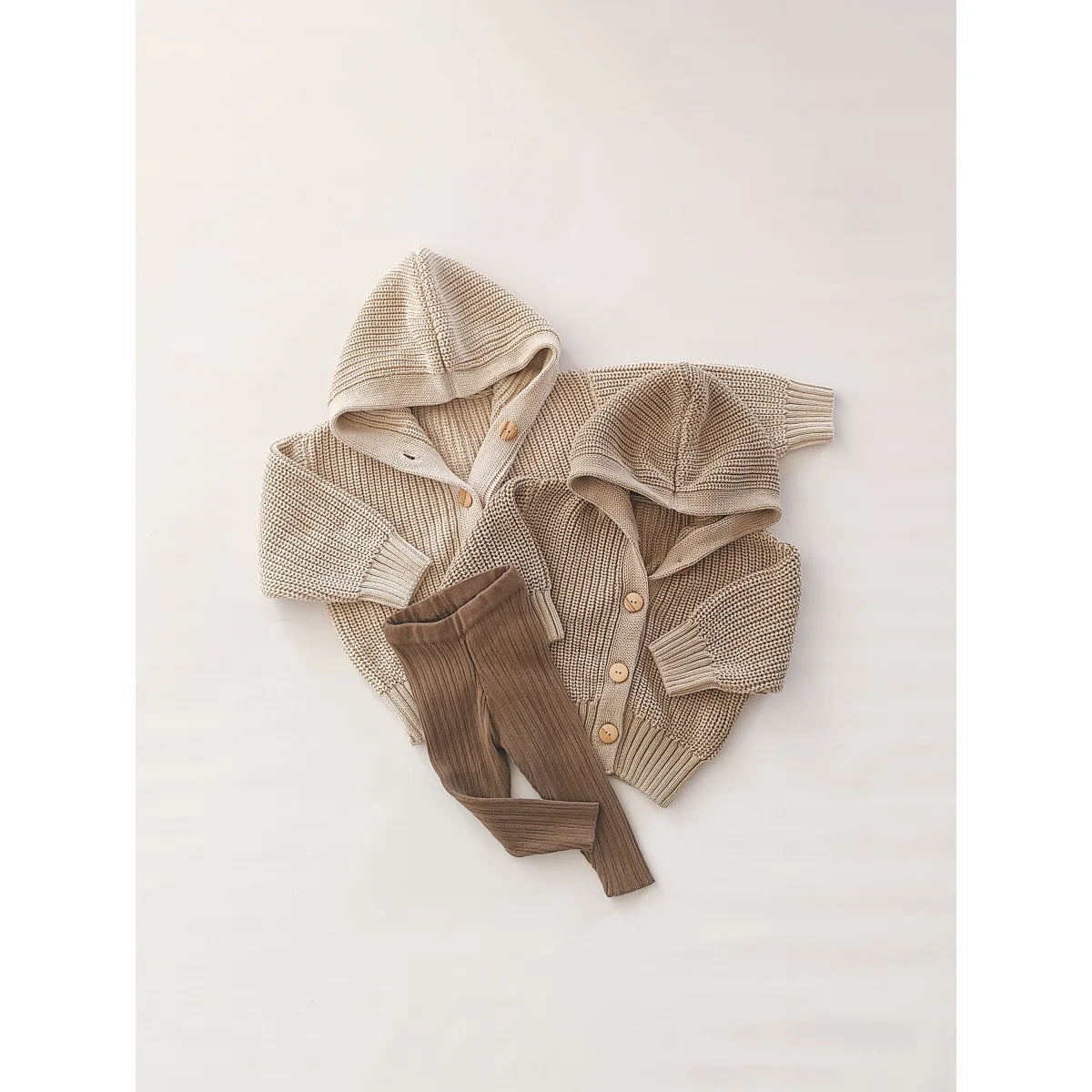 Beige gestrickter Kapuzenpullover mit passenden Hosen für Säuglinge