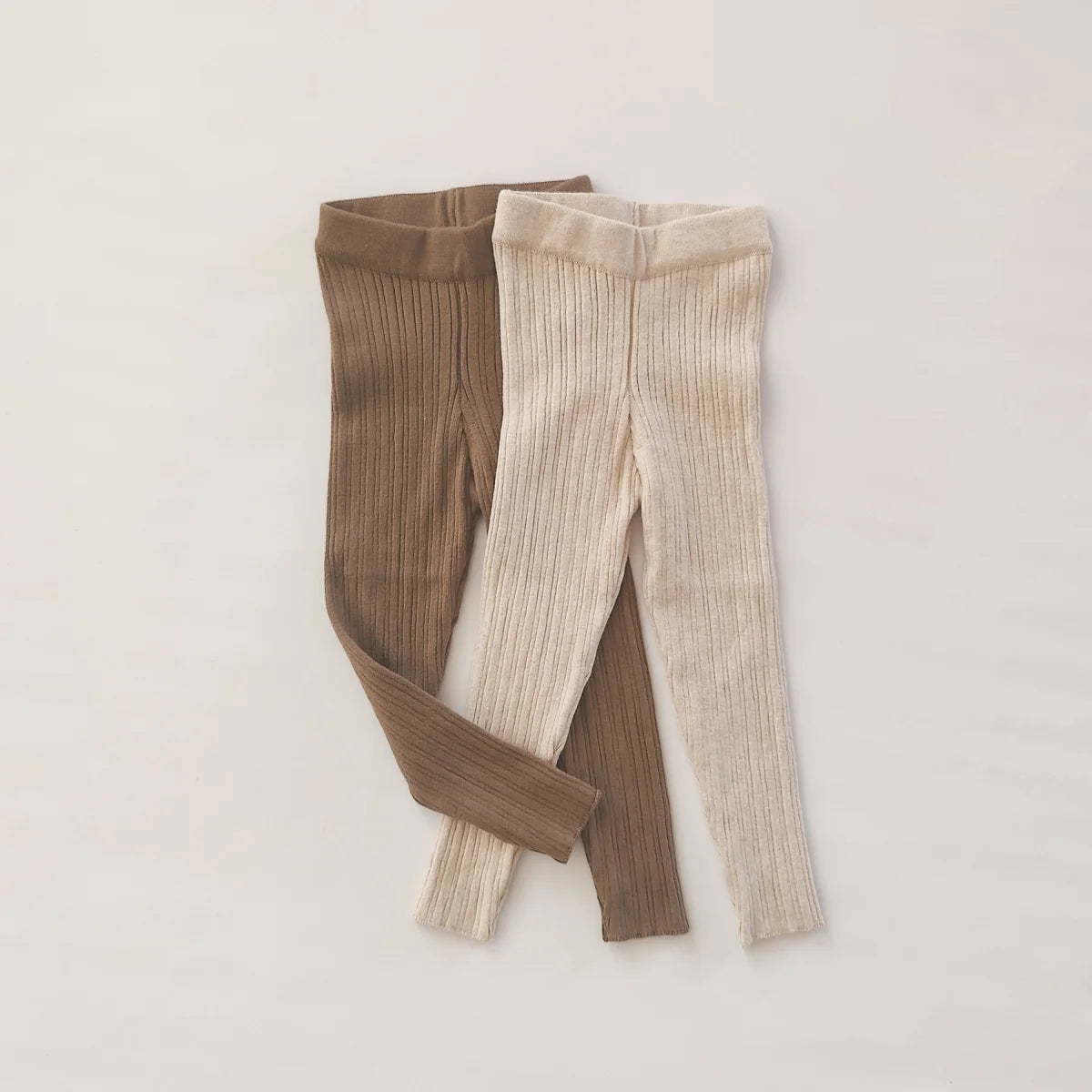 Zwei Paar ribbed Strickleggings in Beige und Braun, präsentiert als Irregular Rib Knit Leggings Oat