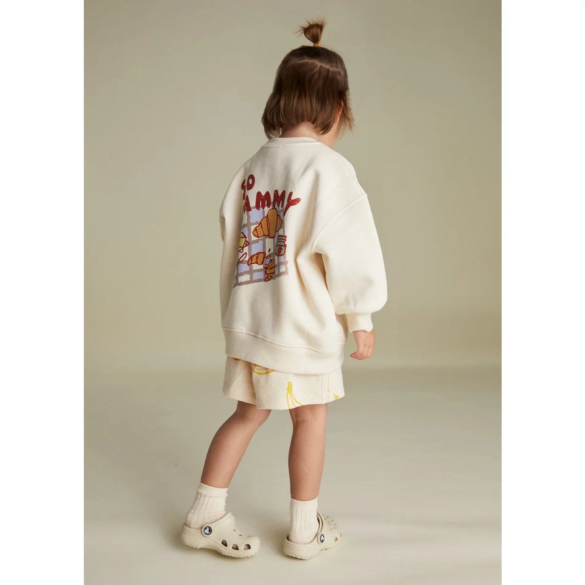 Kindercremefarbener Sweatshirt und Shorts Outfit für das Jammy Picnic Sweater Produkt