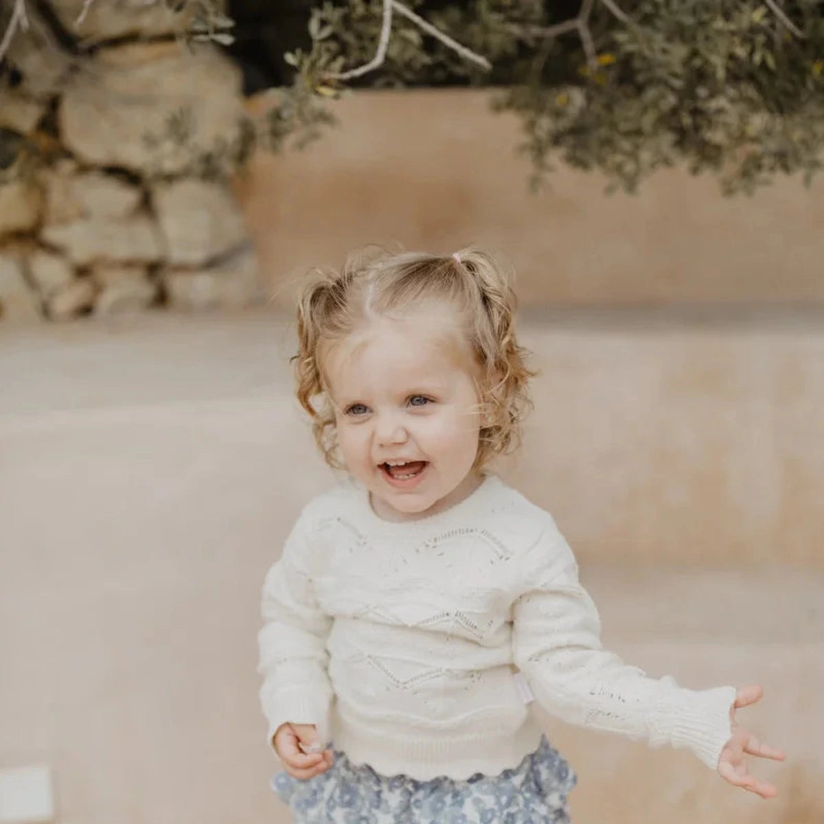 Kind im Leevje Jumper with Detailed Knitted Pattern in Cream mit spitzenartigem Strickmuster