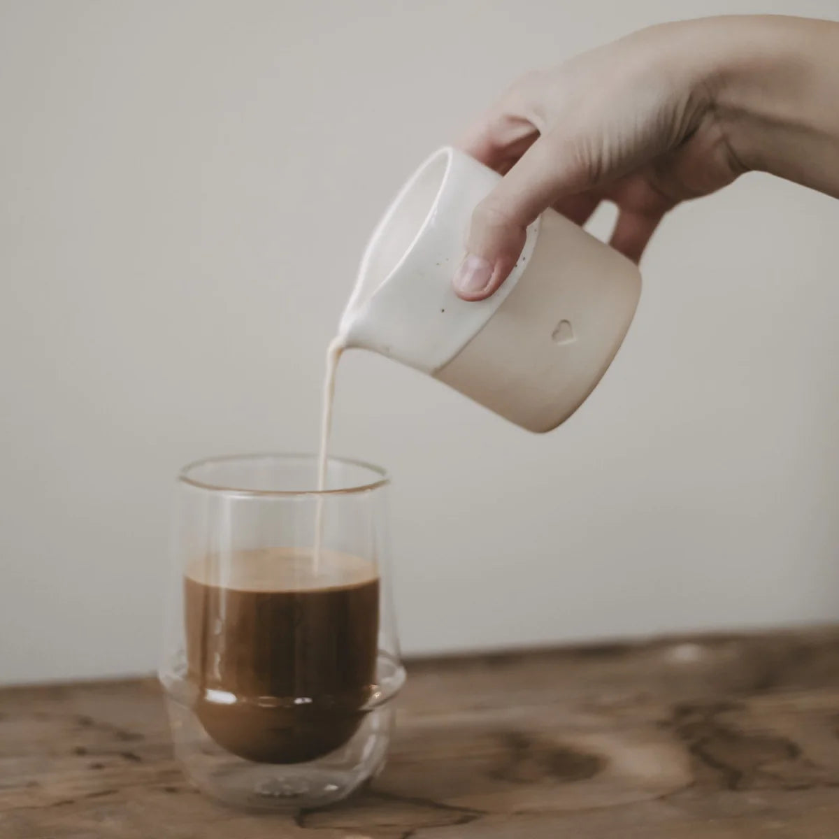 Weiße Keramik-Milchkanne Kännchen HERZ mit Herz-Ausschnitt, 220ml