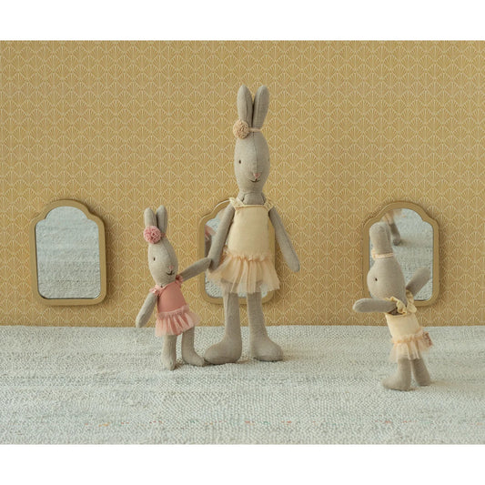 Weiche beige Stoffhasenpuppen in Ballettröckchen und Blumenhauben