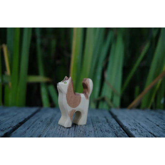 Charmantes Katze-Figur aus hellbraunem und cremefarbenem Holz mit grünen Augen