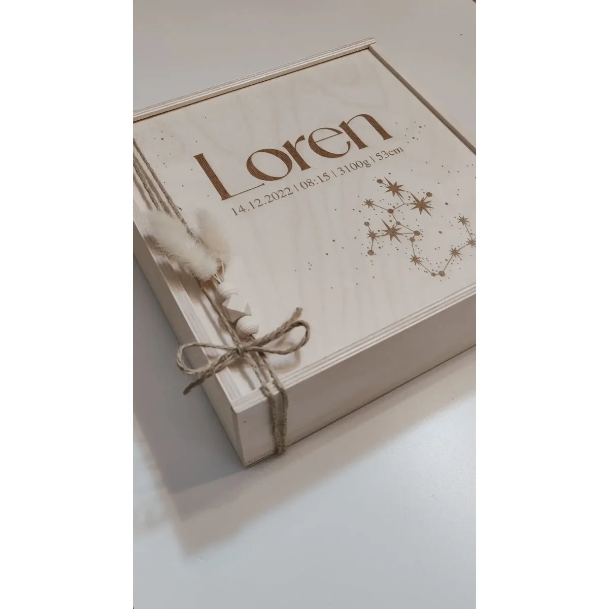 Weißer Geschenkkarton mit Loren-Druck und Sternendesign, mit Schnur gebunden