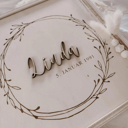 Personalisierte dekorative Platte mit Namen und Datum in floraler Kranzdesign