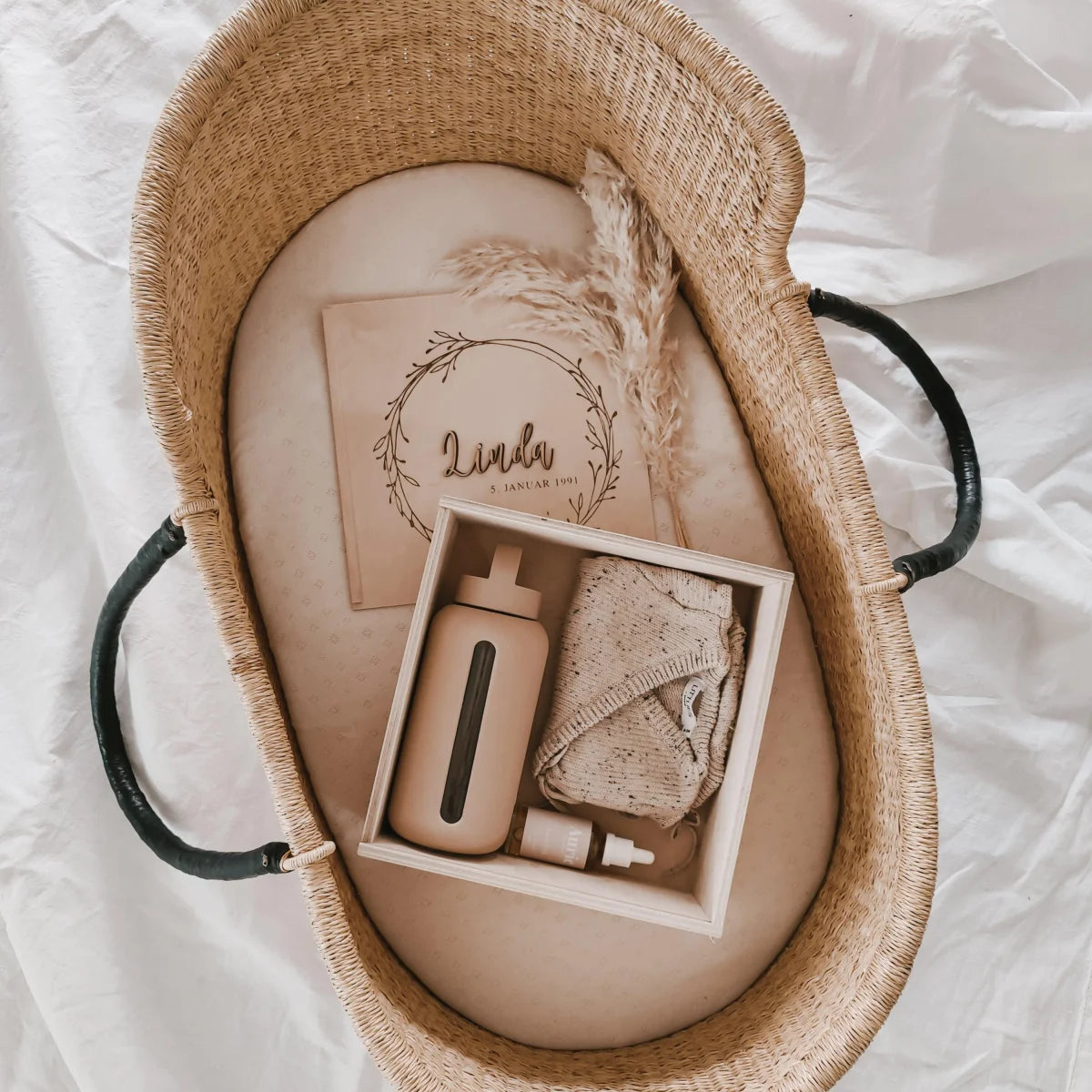 Geflochtener Korb mit einer Karte und Holzobjekten im Keepsake Box Birkenholz