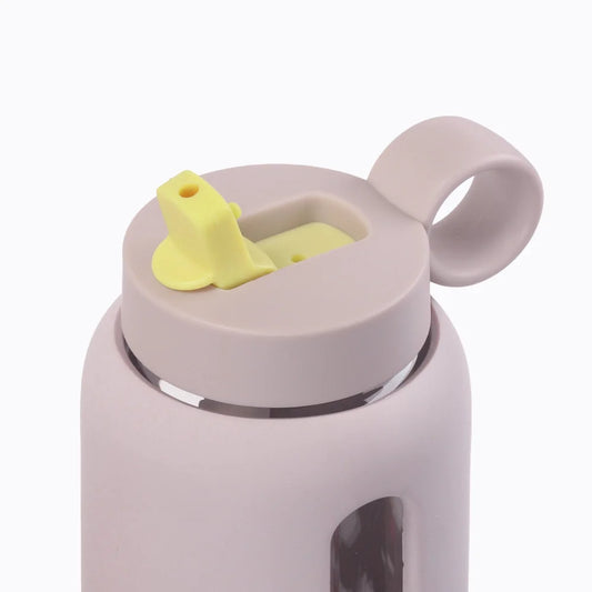 Graue Wasserflasche mit gelbem Ausguss für den Kinderbecher 300ml