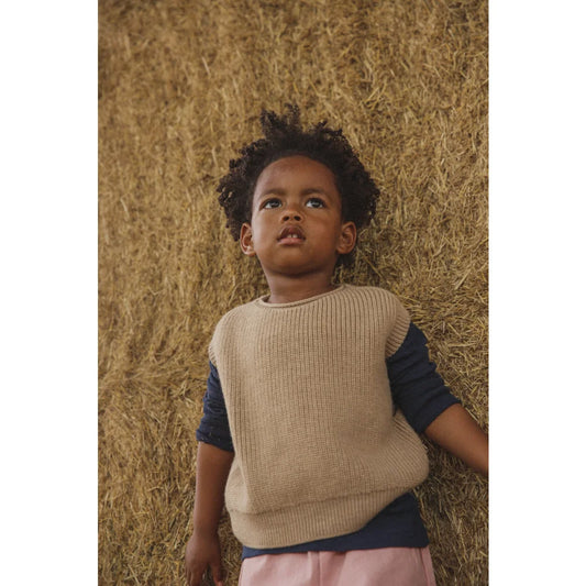 Kleinkind in beigem Rippstrickweste über dunkelblauem Langarmshirt, Kids Vest Harvey Sand