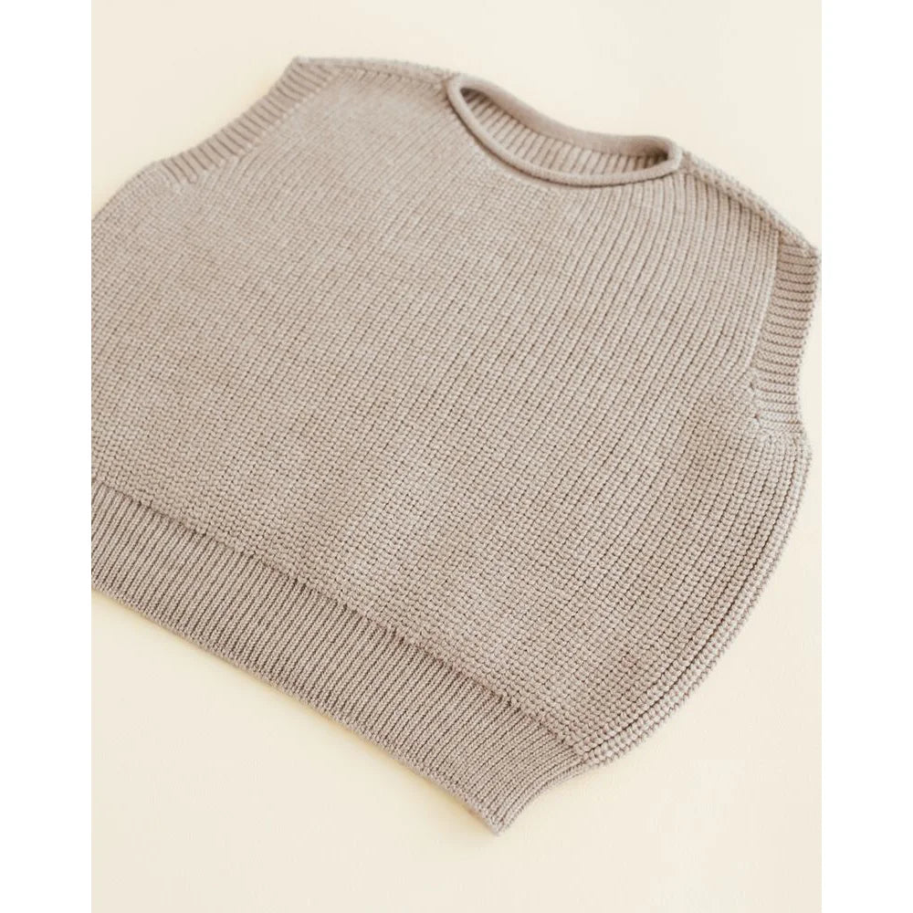 Hellbraune ärmellose Strickweste für Kinder mit Rippbündchen und Rundhalsausschnitt