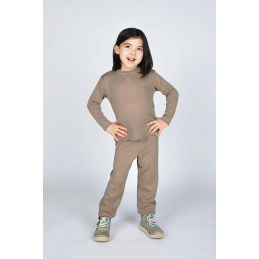 Kindergarten-Jogginghose sand: Kind trägt passendes Beige-Set mit Langarmshirt und Hose