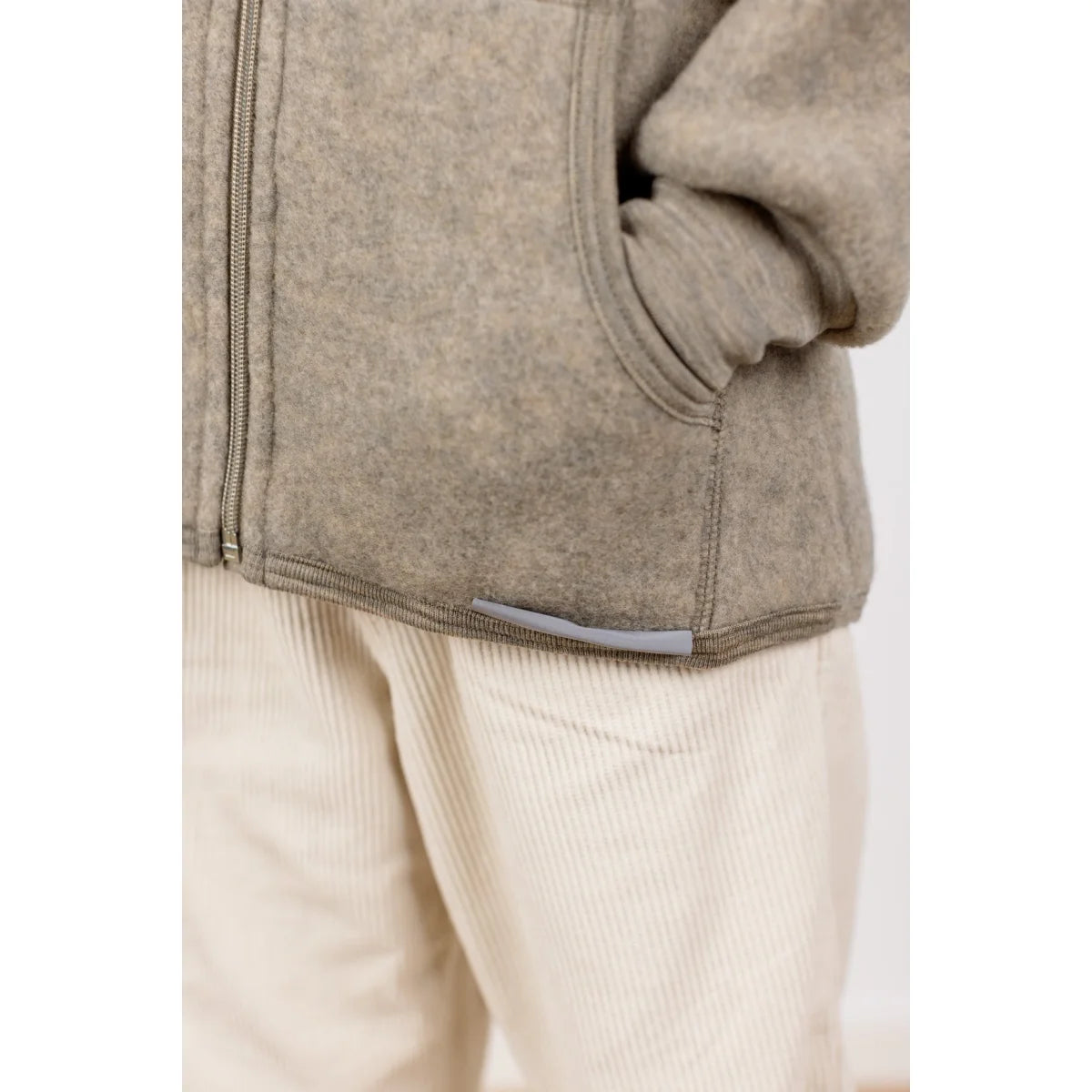 Gemütliche Kinder-Kapuzenjacke in Nuss-Melange, grauer Fleece-Zip-Up