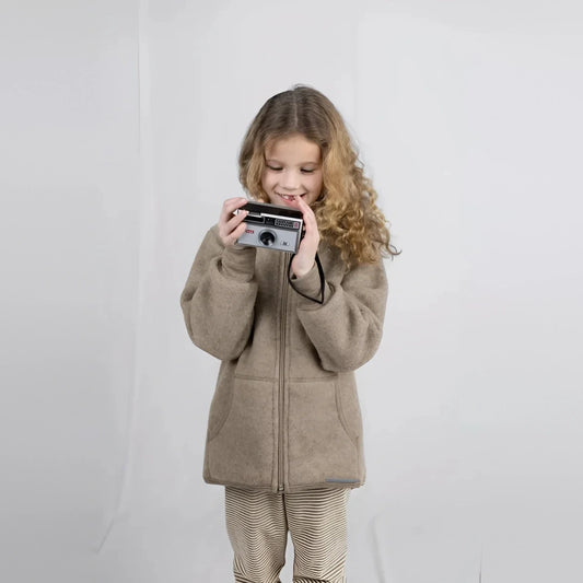 Engel Kinder-Kapuzenjacke in Walnuss Melange, Mädchen mit Fotokamera