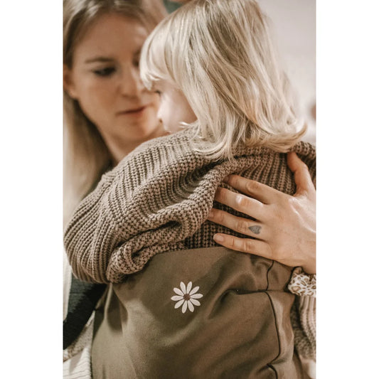 Beiger Strickpullover mit Gänseblümchen-Stickerei für Kindertrage Coffee Daisy Limited