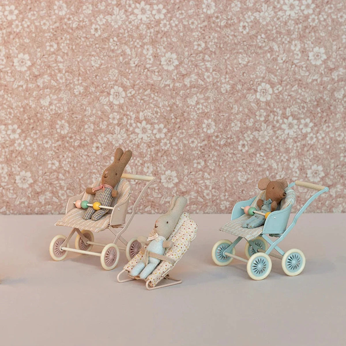Maileg passeggino topolino neonato in Rose, scena con passeggini, topolini e sdraietta