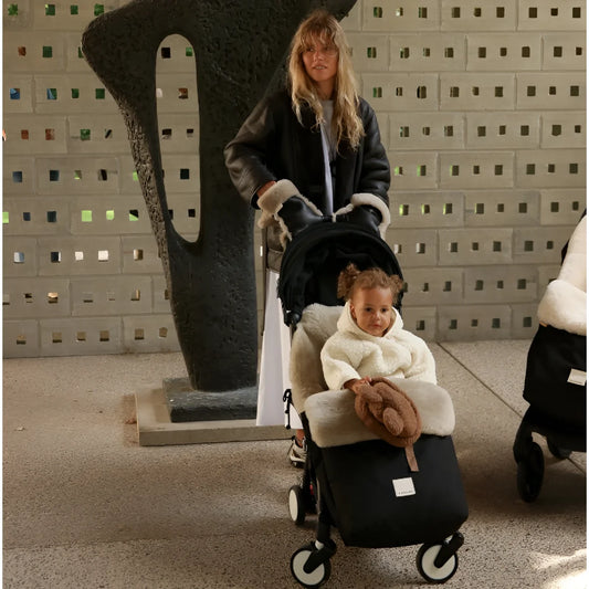 Schwarzer Kinderwagen-Fußsack Puffmuff mit weißem Gurt und Toast-Fleece