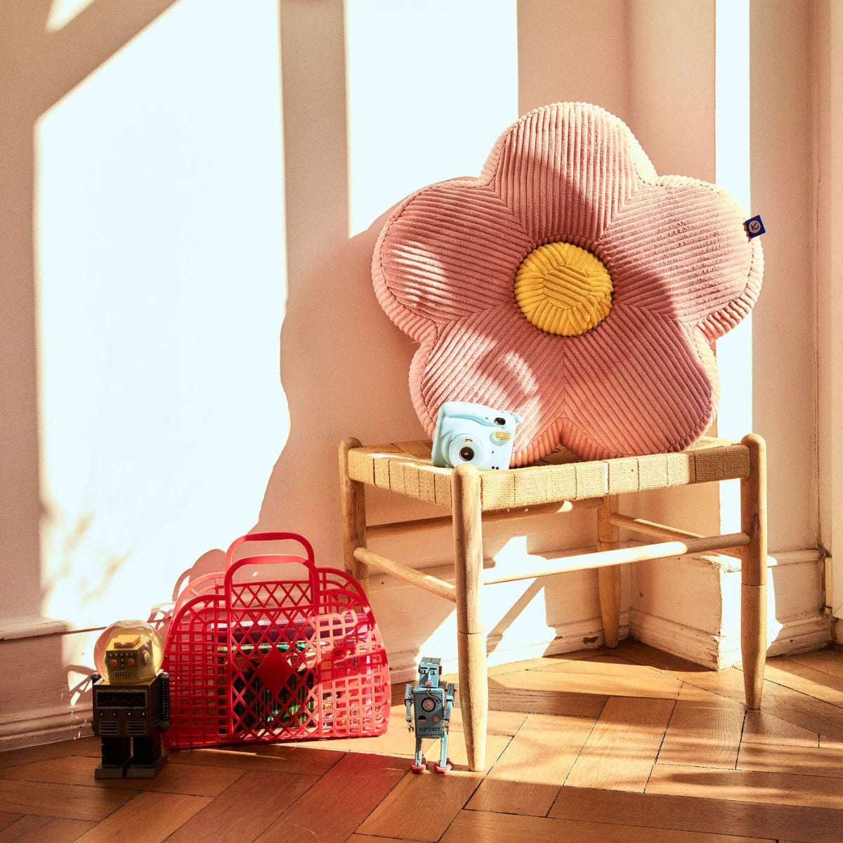 Weiches rosa Kissen Flower auf Holzstuhl, nachhaltige Babyprodukte