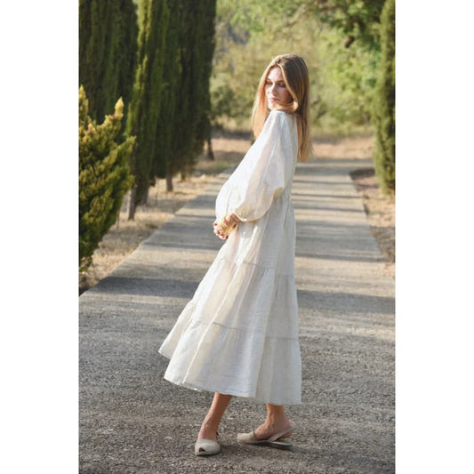 Fließendes weißes Maxikleid mit langen Ärmeln und hohem Kragen von Kleid Ava