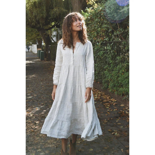 Weißes, tiered Maxikleid mit langen Ärmeln und V-Ausschnitt, Kleid Mara von Moon