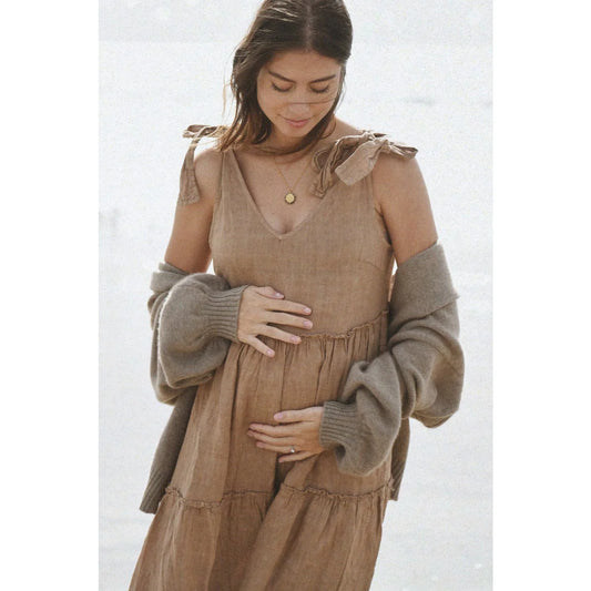 Schwangere Frau in einem beigen Kleid aus der Kollektion Kleid Sevilla | Rye