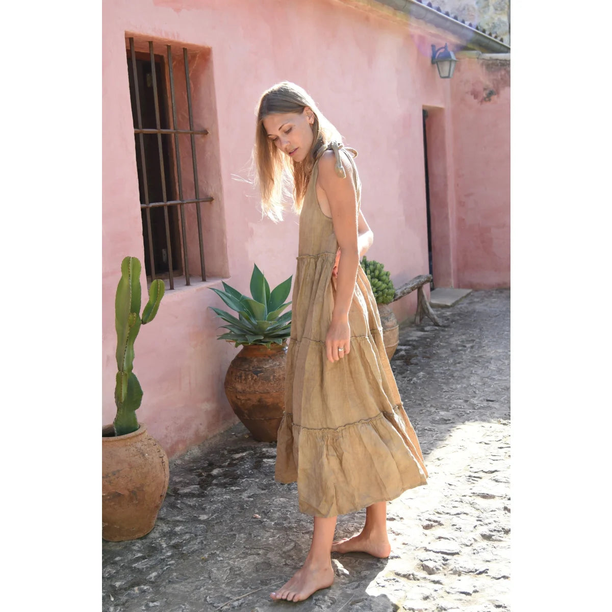 Schichtarbeitendes, beiges Sommerkleid Kleid Sevilla von Rye ansprechend präsentiert