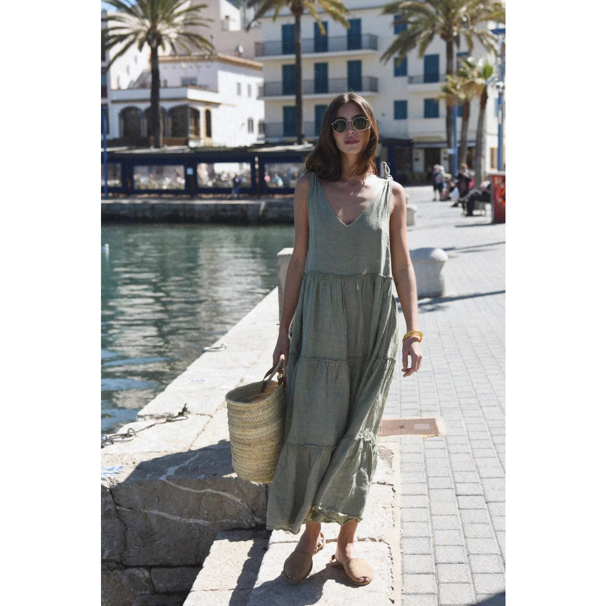 Olivegrünes gestuftes Maxikleid Kleid Sevilla Sage auf modischer Weise präsentiert