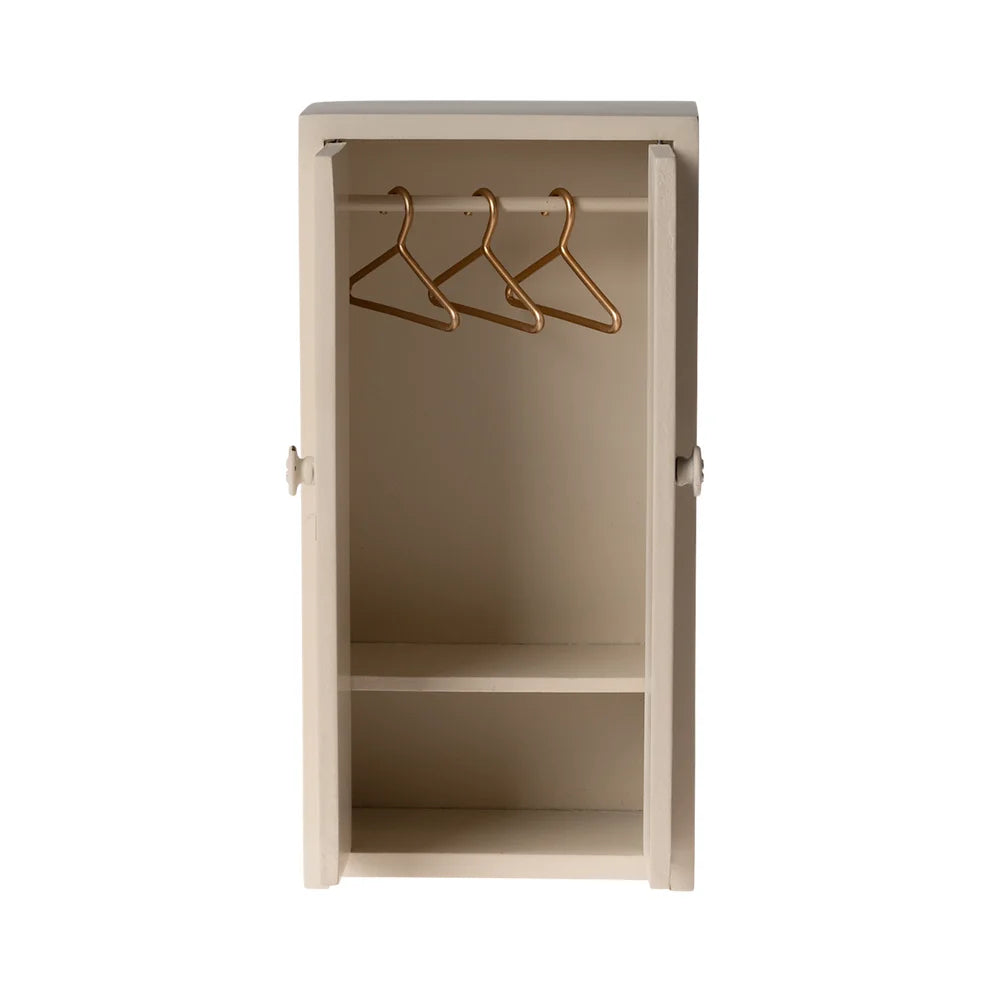 Miniaturkleiderschrank Maus in Creme mit offenen Türen, Kleiderständern und Regal