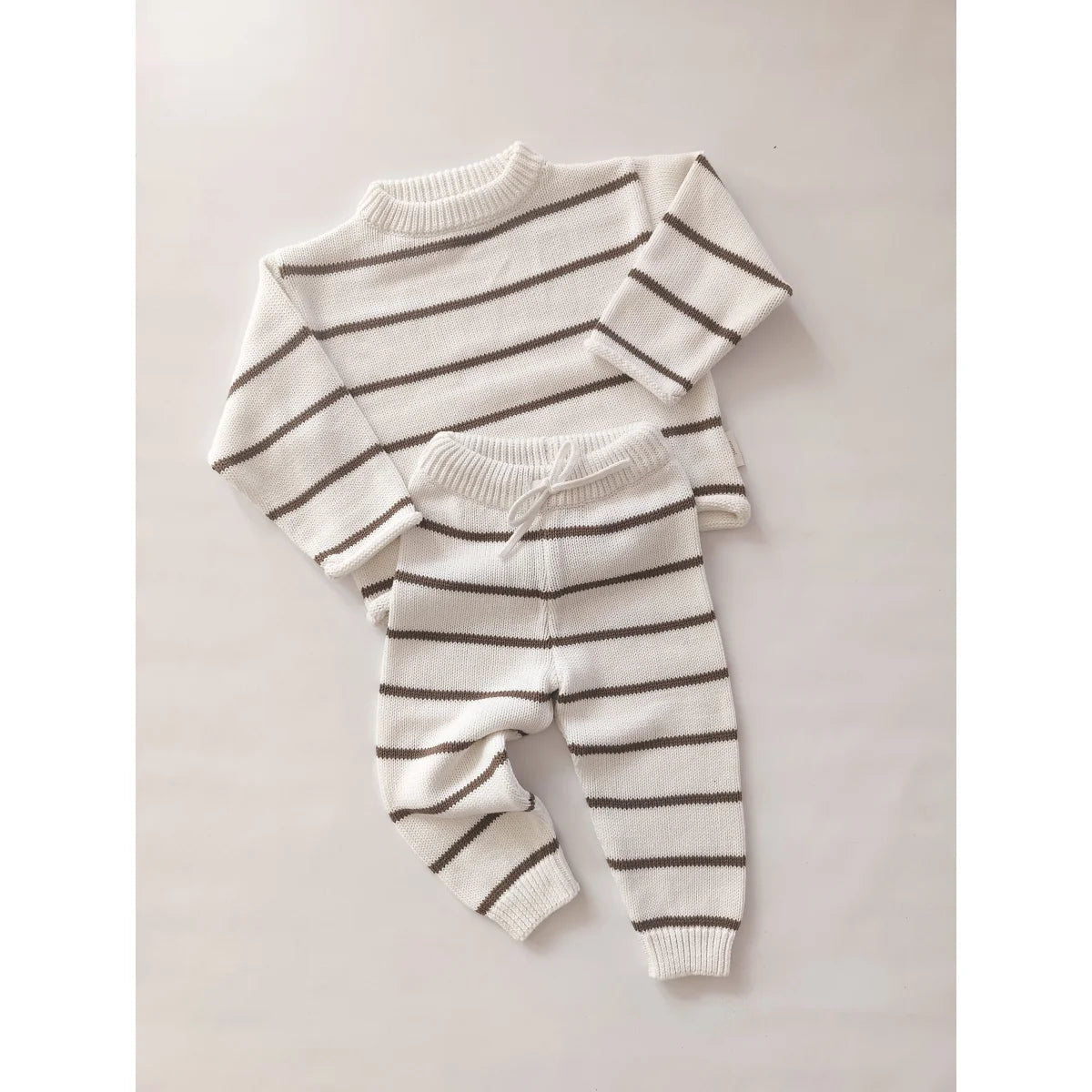 Gestreiftes Strickoberteil und Hosen-Set für Kleinkinder in Kaffee-Farbe