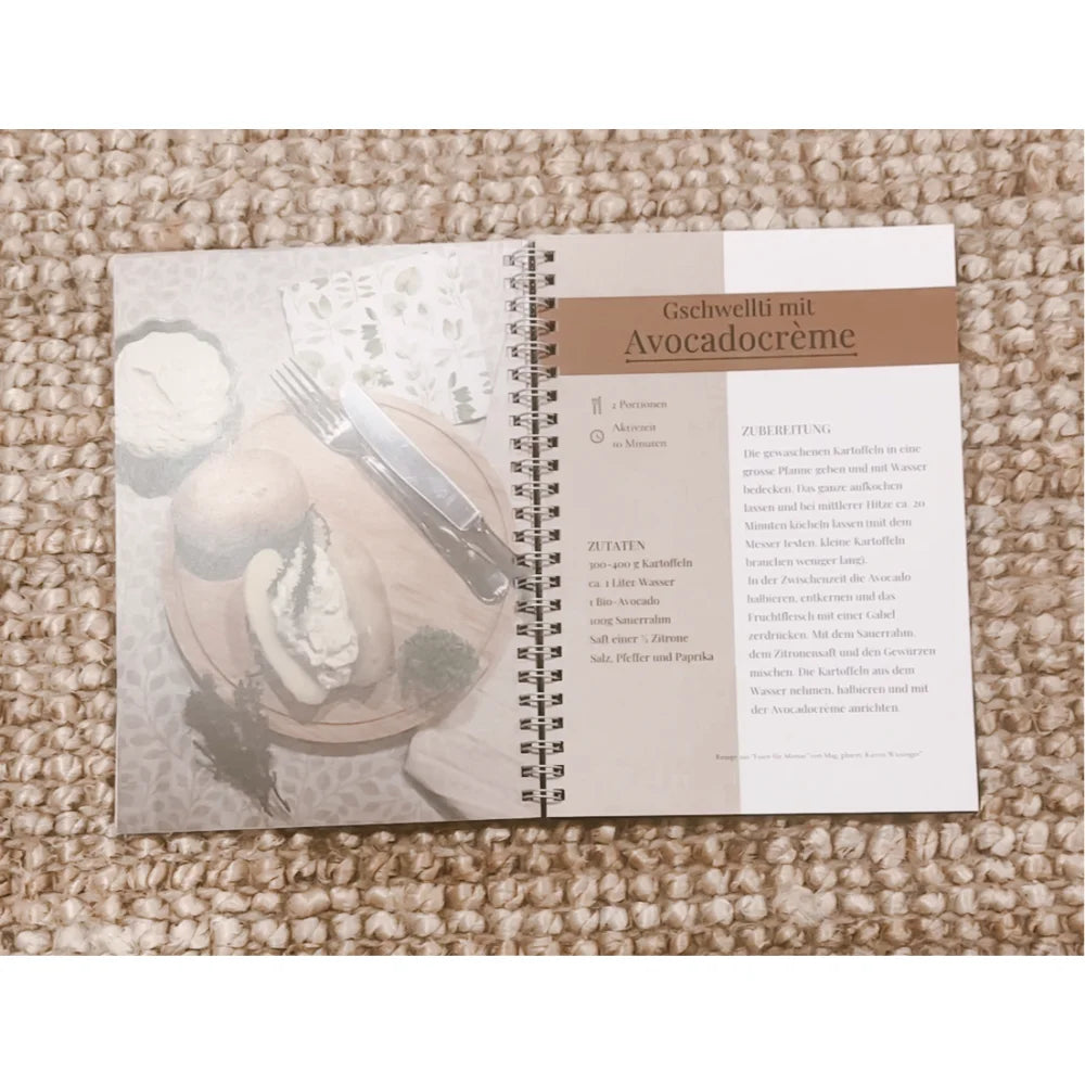 Offenes Kochbuch mit Rezepten aus Kochen fürs Wochenbett und die Zeit danach