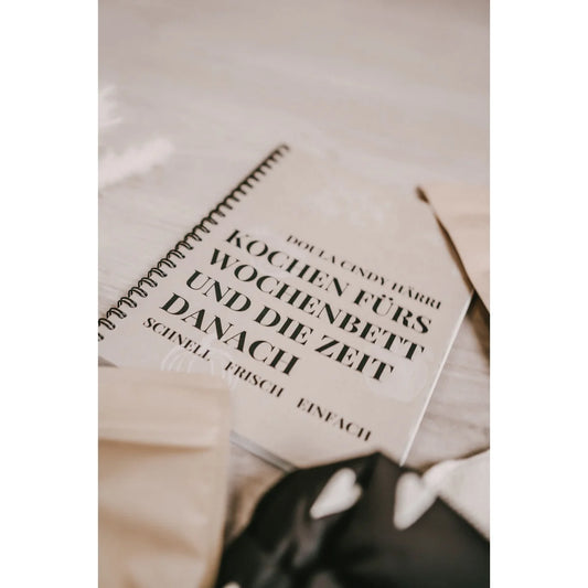 Spiralgebundenes Kochbuch mit hellem Einband für Wochenbett und Nachsorge