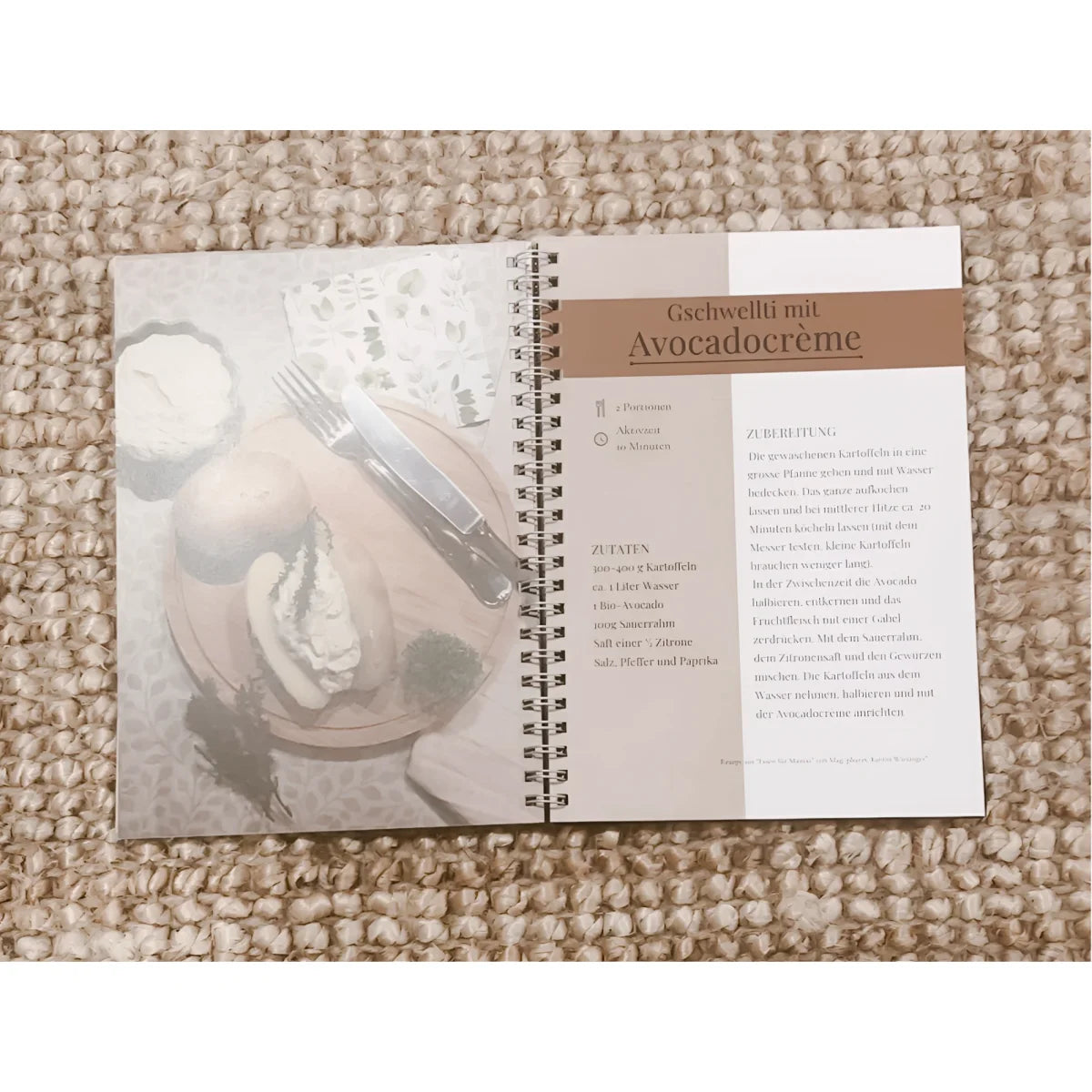 Offenes Kochbuch mit Rezepten aus Kochen fürs Wochenbett und die Zeit danach