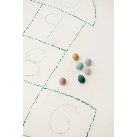 Pastellfarbene und grüne Steine neben Kreidezeichnungen im Kreide Mamuka 6Er-Pack