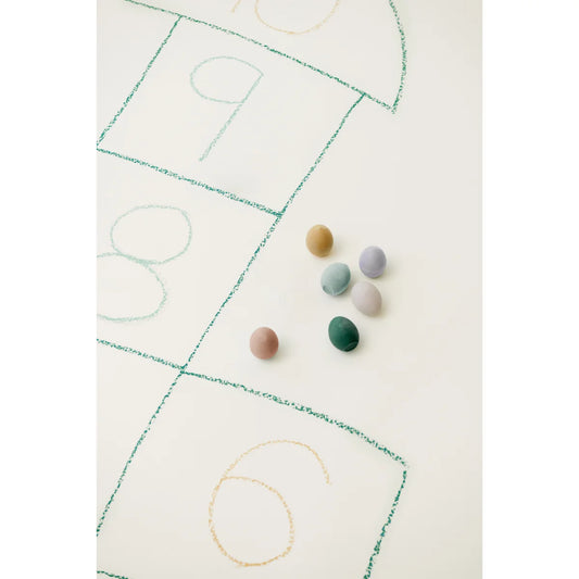 Pastellfarbene und grüne Steine neben Kreidezeichnungen im Kreide Mamuka 6Er-Pack