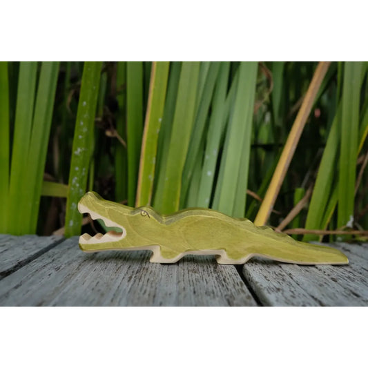 Lichtgrünes Krokodil-Holzspielzeug Krokodil mit sichtbarer Maserung