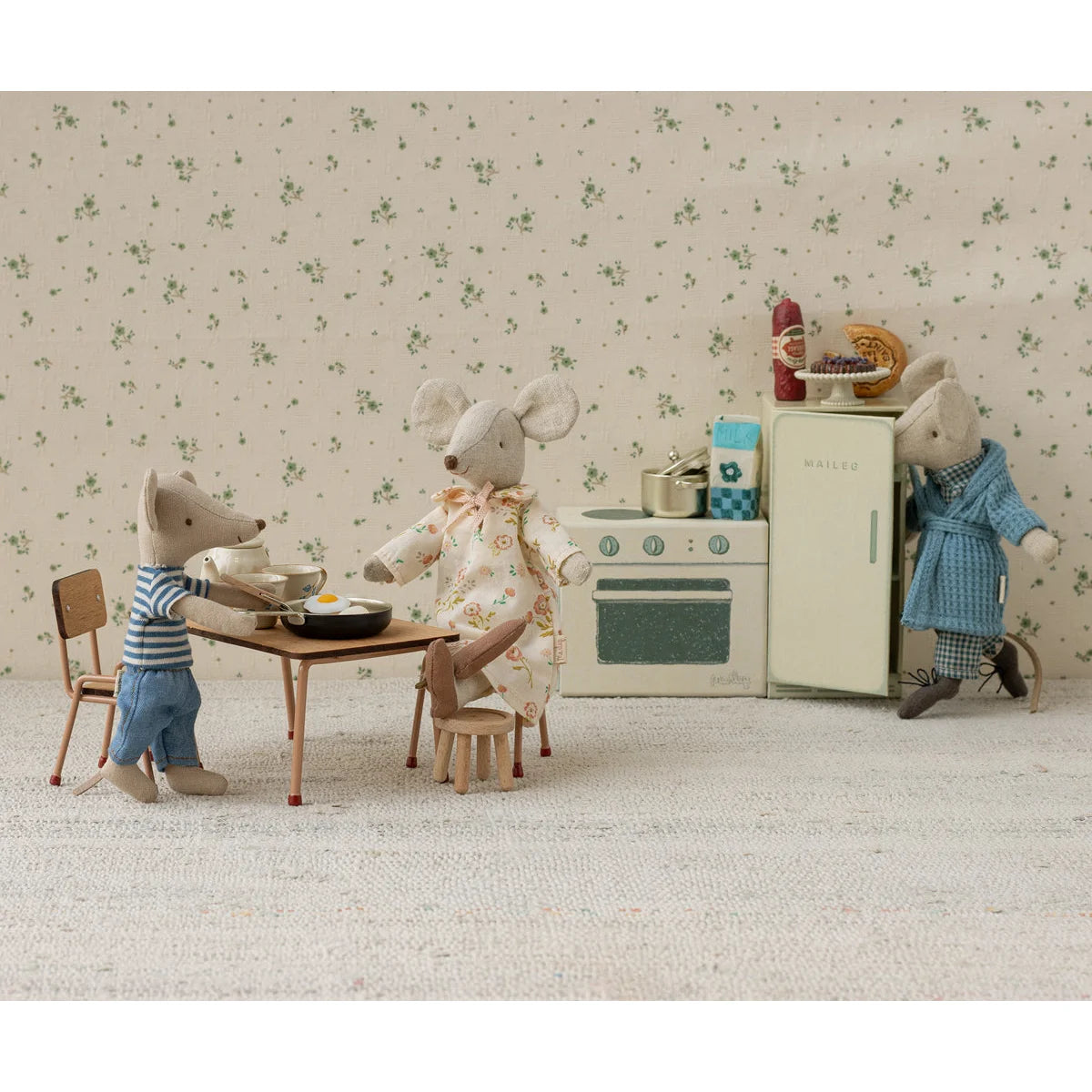 Miniaturküche der Mausfamilie mit Kühlschrank Maus im Bild