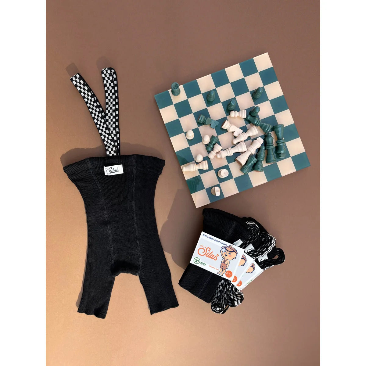 Schwarzer gerippter Overall mit karierter Träger für stilvolle Mode