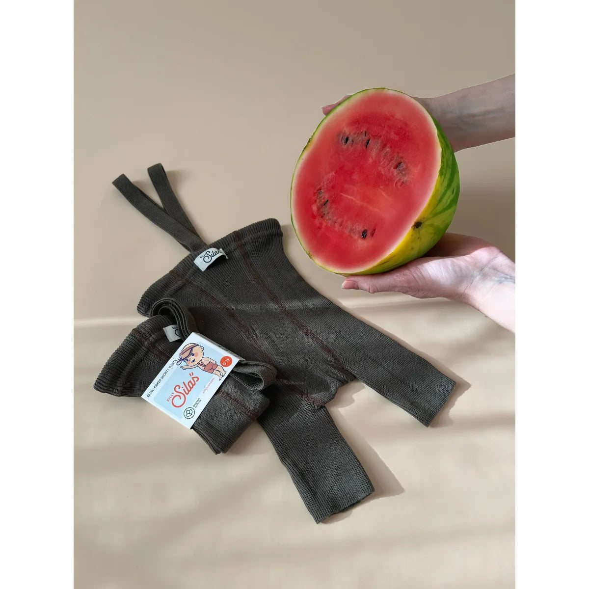 Darkgrauer gerippter strick-babybody mit verstellbaren trägern und markenetikett nachhaltige babykleidung schweiz