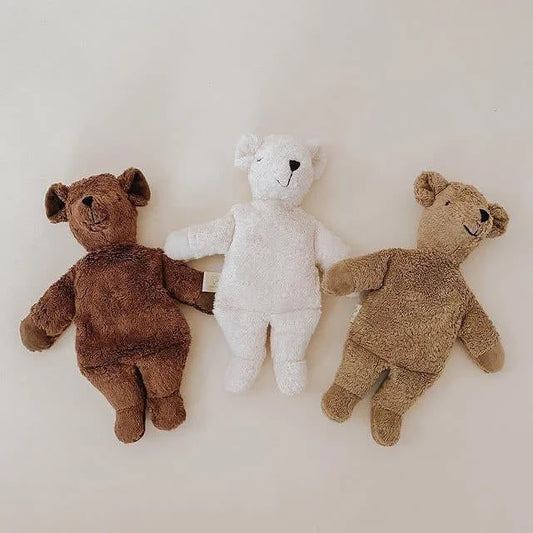 Drei plüschige Teddybären in verschiedenen Brauntönen und Weiß, Kuscheltier Bär klein