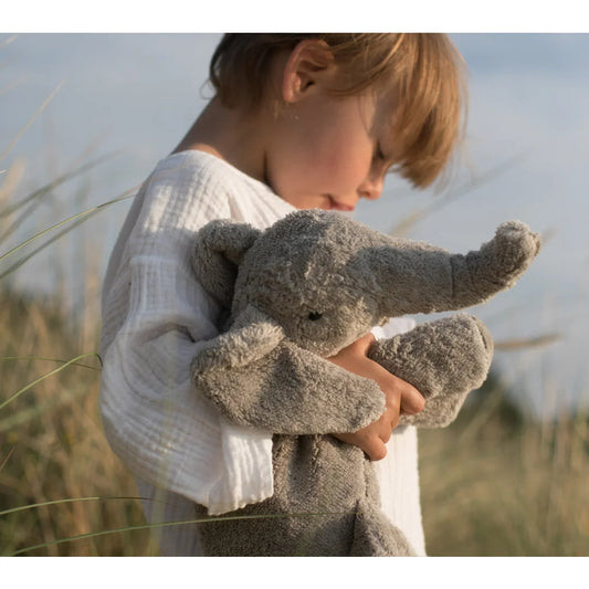 Kuscheltier Elefant klein wird liebevoll umarmt von einem Kind