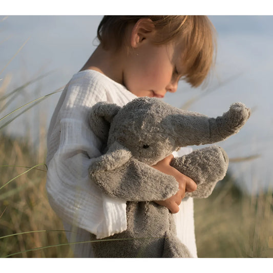 Kuscheltier Elefant klein wird liebevoll umarmt von einem Kind