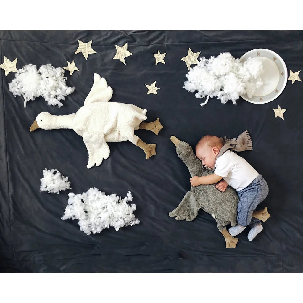 Schlafendes Baby auf dunklem Hintergrund mit verspielten Nachthimmel-Dekorationen