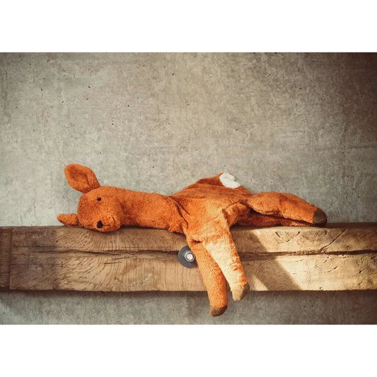 Oranger Plüschfuchs auf einem Holzbalken, Teil des Kuscheltier Reh groß Sortiments